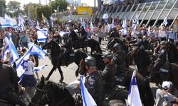İsrail’de protestocular Netanyahu’nun evine yürüdü!