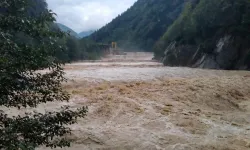 Doğu Karadeniz’de sel felaketi: dört ilde yollar kapandı, tarihi köprü çöktü