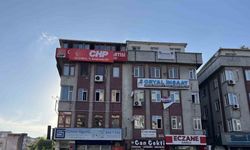 Bahçelievler İlçe Başkanlığı binasına CHP İstanbul İl Başkanlığı tabelası asıldı