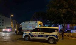 Caminin bahçesinde tartışıyı kişiyi bıçakladı!
