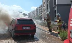 Hatay’da seyir halindeki otomobil alev alev yandı