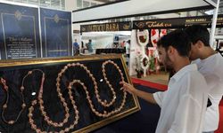 İstanbul’lu ustalar 14 ayda Kur’an-ı Kerim’in tamamını tespihe işledi: İlk sergi Adana’da
