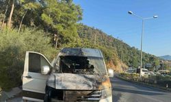 Marmaris çıkışında korkutan anlar! Minibüs alevlere teslim oldu