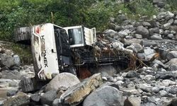 Rize Ardeşen’de sel tonlarca iş makinesini sürükledi