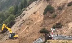 Rize’de heyelan boğaz yaylası yolunu ulaşıma kapattı