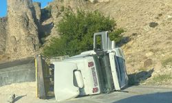 Ankara’da kum yüklü hafriyat kamyonu devrildi, trafik aksadı