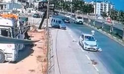 Kucağına aldığı oğluyla yolun karşısına geçerken otomobil çarptı: 1’i ağır 2 yaralı
