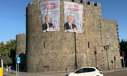 Diyarbakır surlarına Devlet Bahçeli’nin dev posterleri asıldı