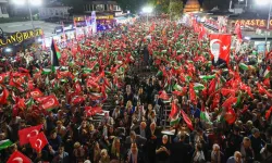 İstanbul’daki Filistin mitinginde ilginç anlar: Çatıya çıkıp soyundu, etrafa para saçtı