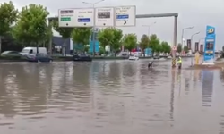 Meteoroloji uyarmıştı... Ankara'da sağanak yağış hayatı felç etti