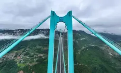 Dünyanın dev köprüsü açıldı! 625 metre yükseklikten iki dakikada geçiş