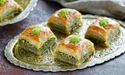 Ünlü tatlıcı vatandaşa baklava diye boya yedirtmiş!