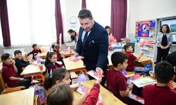 Başkan Çırpanoğlu’ndan öğrencilere kırtasiye çeki hediyesi