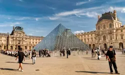 Louvre’da soygun şoku: “Paha biçilemez” mücevherler çalındı, müze kapılarını kapattı