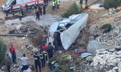 Mersin’den kahreden haber! İşçileri taşıyan minibüs şarampole uçtu: 5 ölü, 14 yaralı