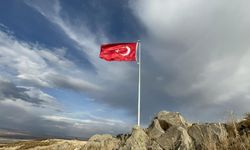 20 yıllık hasret sona erdi! Karslı köylüler Ermenistan sınırına Türk bayrağı dikti