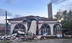 Ankara'da yürekleri ağza getiren olay: Fırtına minareyi yıktı, cemaat saniyelerle kurtuldu!