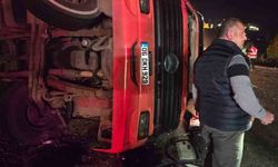 Ankara Haymana'da mangal kömürü yüklü tır devrildi: Sürücü hastaneye kaldırıldı