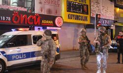Çay içerken hayatlarının şokunu yaşadılar: Kurşun yağmuru polis aracına da geldi!