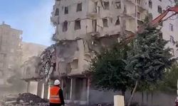 Diyarbakır’da ağır hasarlı bina iş makinesinin tek dokunuşuyla yıkıldı