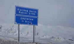 Erzincan’ın yükseklerinde kar alarmı! Sürücüler yolda mahsur kaldı
