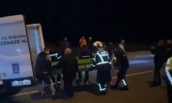 Gece yarısı feci kaza: Temizlik aracına çarpan otomobilin sürücüsü hayatını kaybetti