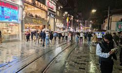 İstanbul’da yağmur başladı! Vatandaşlar duraklara sığındı