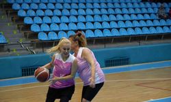 Kadınlar pembe formalarla sahaya çıktı, "Spora ne kadar yakınsak, kansere o kadar uzağız" dedi