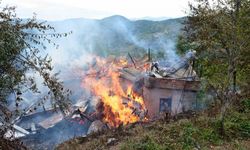Kastamonu Bozkurt’ta yangın dehşeti! İki katlı ahşap ev küle döndü