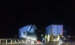 Konya’da yağışlı havada feci kaza! Kamyonet tırla çarpıştı, 1 ölü 2 yaralı