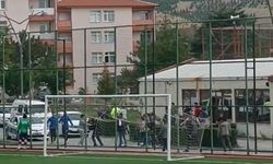 Sivrihisarspor-Artıspor maçında futbolcu bıçakla taraftarların üzerine yürüdü