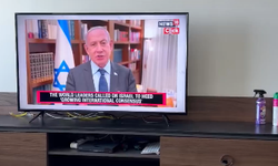 Netanyahu’yu televizyonda gören vatandaş öfkeyle TV’yi sopayla parçaladı