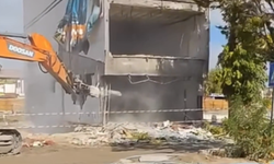 Elbistan’da yıkım anı kamerada! Araçlar ve yayalar saniyelerle kurtuldu