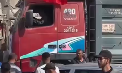 Gazze sokaklarında Türk bayraklı iş makineleri enkaz kaldırıyor