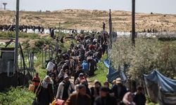 Gazze'de yürek burkan görüntü: Çöpe atılan tavuklar için kuyruk oluşturdular