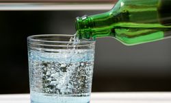 Her gün içiyoruz ama zararları görülmeyecek gibi değil: Uzmanlardan maden suyu uyarısı!
