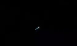İstanbul semalarında gizemli ışığı vatandaşlar saniye saniye kaydetti: Meteor mu UFO mu?
