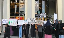 Genç kızlardan Starbucks önünde İsrail protestosu