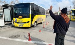Kurt gibi uluyup otobüs seferlerini yönlendiriyor