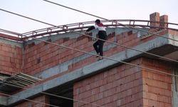 Antalya’da inşaat çatısına çıkan genç kadın 1 saatlik çabayla ikna edildi