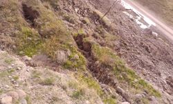 Ankara'da toprak kayması! Mahalle yolu trafiğe kapatıldı
