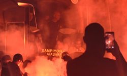 Galatasaray Kocaeli’de coşkuyla karşılandı: Taraftarlardan meşaleli karşılama