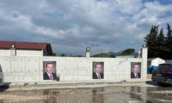 AK Parti İlçe Başkanı evini Erdoğan afişleriyle süsledi
