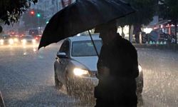 Antalya’da sarı alarm sonrası sağanak bastırdı: Caddeler göle döndü