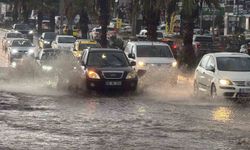 Bodrum’da sağanak yağış hayatı felç etti: Sokaklar dakikalar içinde göle döndü