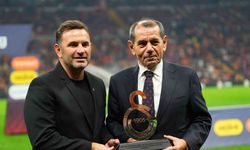 Dursun Özbek’ten Okan Buruk’a özel plaket! 100. galibiyetini böyle kutladı