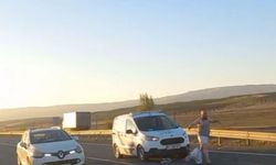 Erzurum’da trafikte şok anlar: kırmızı ışıkta kendini araçların önüne attı