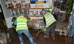 Esenyurt’ta yağış sonrası alarma geçildi: Belediye ekipleri tıkanan mazgalları açtı