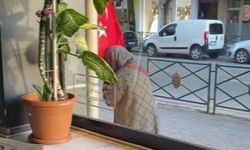 Eskişehir’de bayrağı öpen kadın sosyal medyada gündem oldu