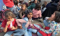 Gazze’de çocuklar bombaların gölgesinde ders başı yaptı!